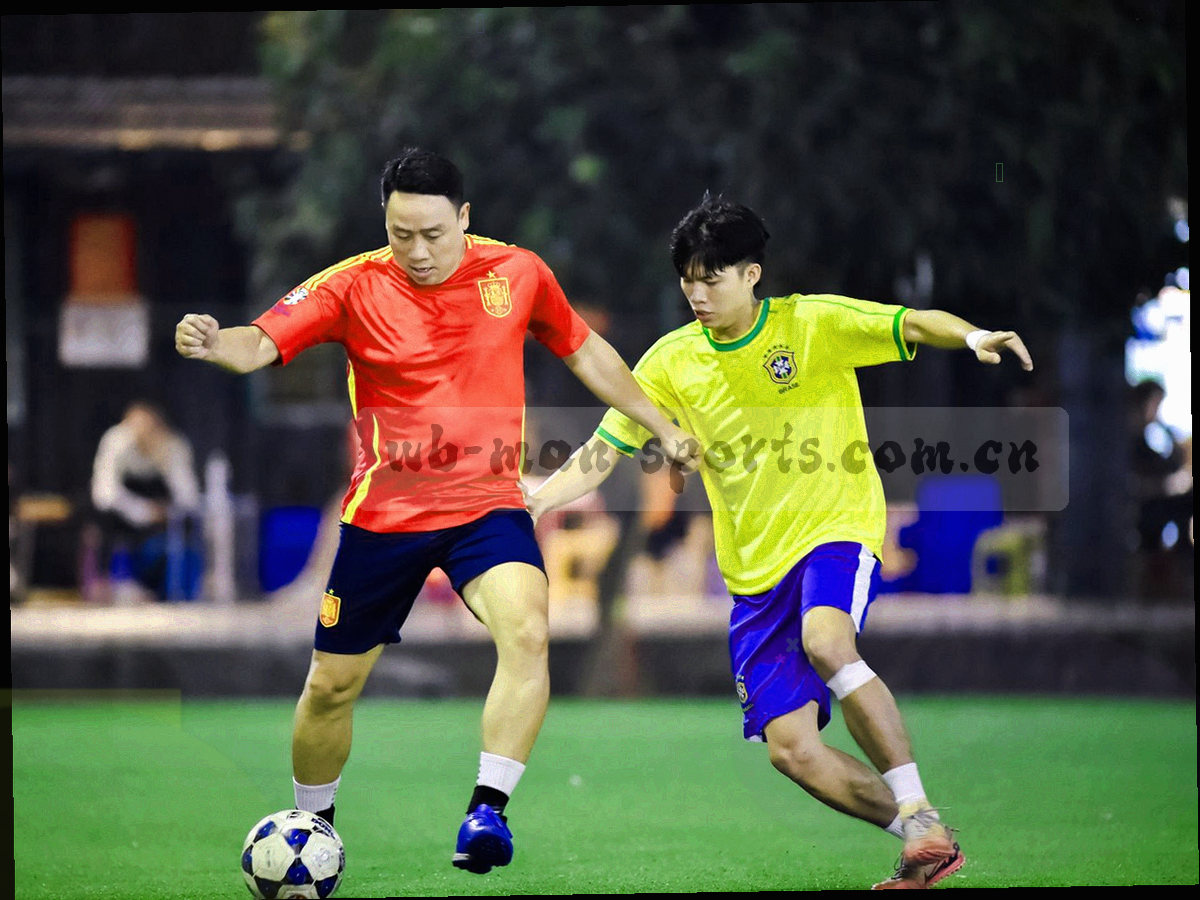 视讯厅走廊灯光与门牌结构形成的纵深画面